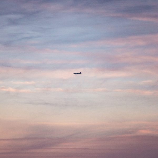 L'avion trace son chemin dans un ciel embrasé basque